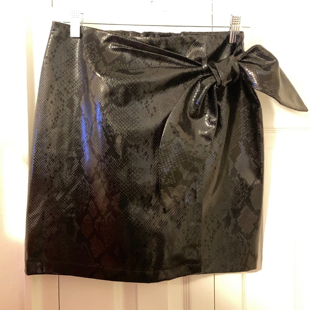 NEW Leyden faux snake mini wrap skirt, Sz: S, Black patent